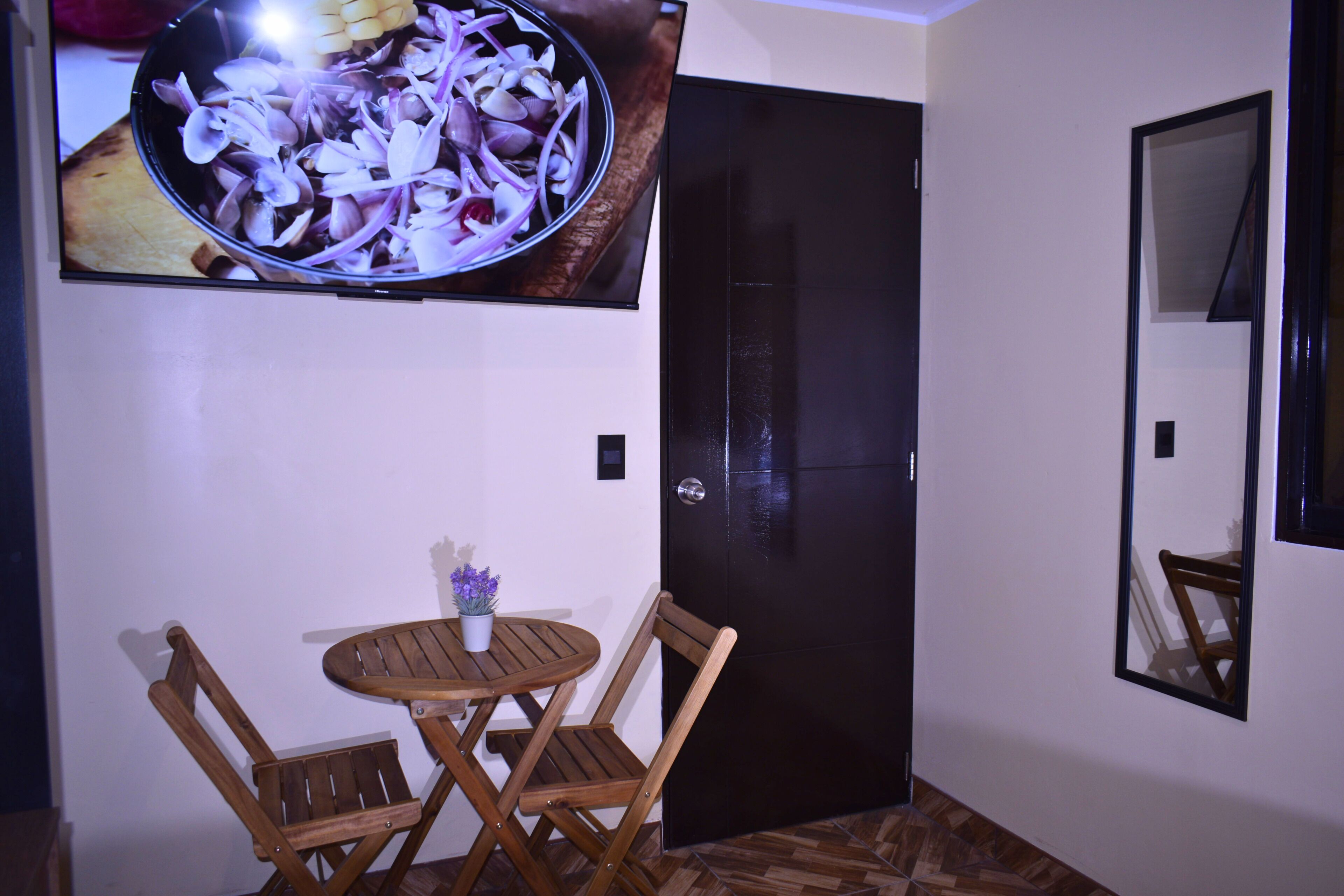 Muebles diferentes y espacio para trabajar con laptop 