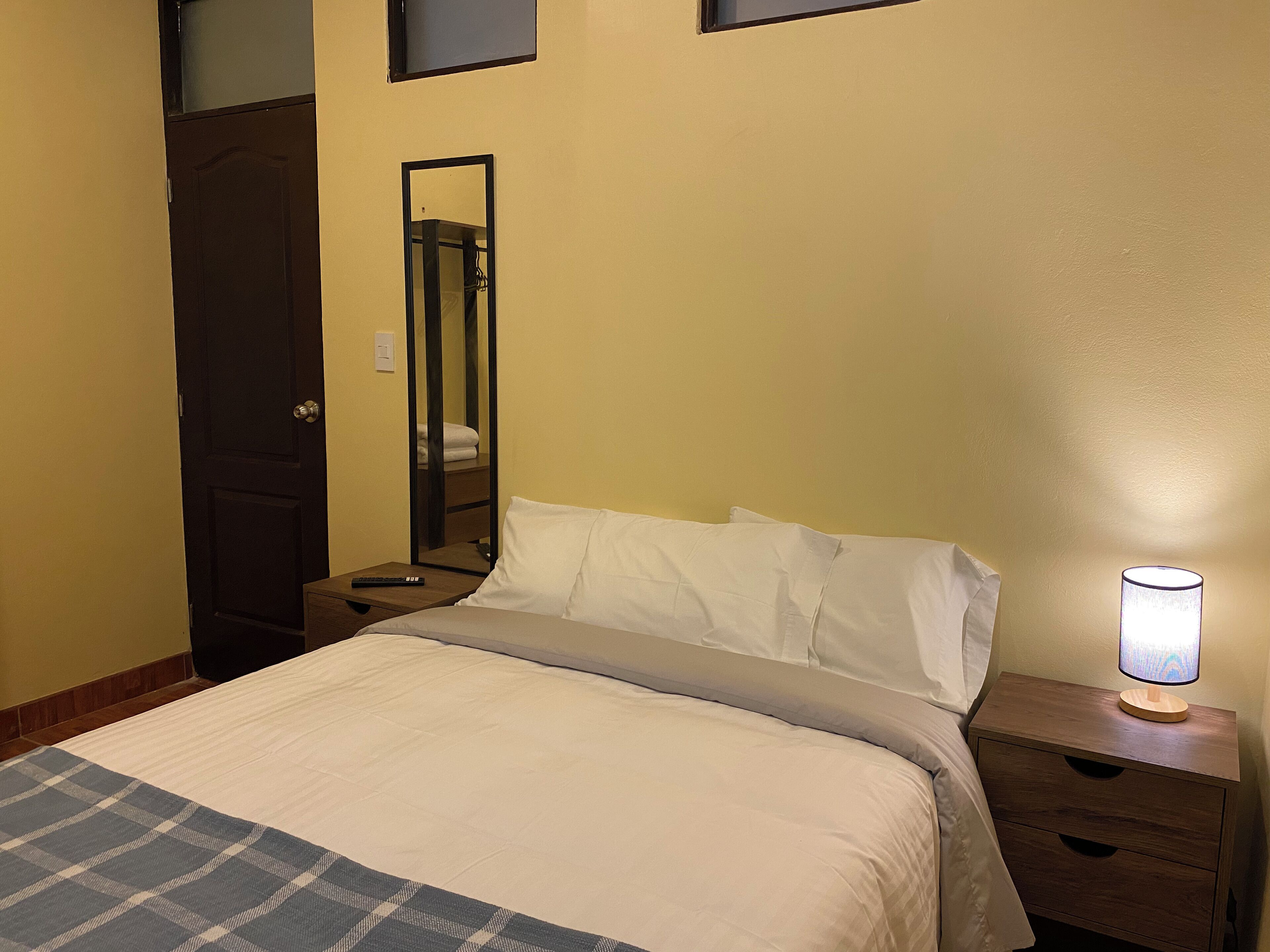 クラシック ダブルルーム ダブルベッド 1 台 専用バスルーム | 客室ごとに異なるインテリア、ノートパソコン用作業スペース、遮光カーテン、防音設備