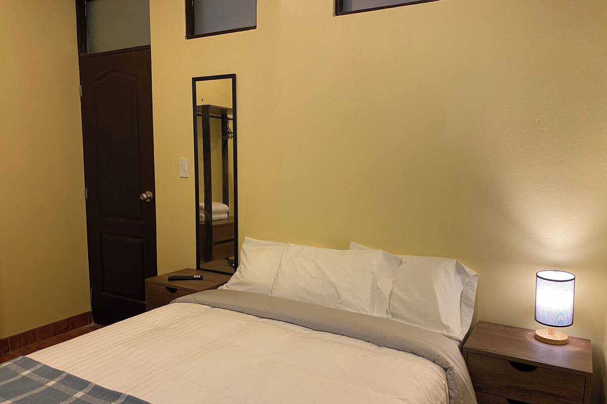 クラシック ダブルルーム ダブルベッド 1 台 専用バスルーム | 客室ごとに異なるインテリア、ノートパソコン用作業スペース、遮光カーテン、防音設備