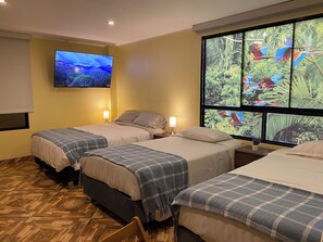 Muebles diferentes y espacio para trabajar con laptop 