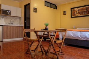 Comfort Studio Suite, Mixed Dorm, Non Smoking, Private Bathroom | Living area | 55-inch Smart TV with digital channels, Netflix, streaming services - Posada Miraflores (Lima)
