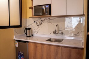 Comfort-studiosuite - mænd/kvinder - ikke-ryger - privat badeværelse | Privat køkken | Køleskab på fællesareal, mikrobølgeovn på fællesareal