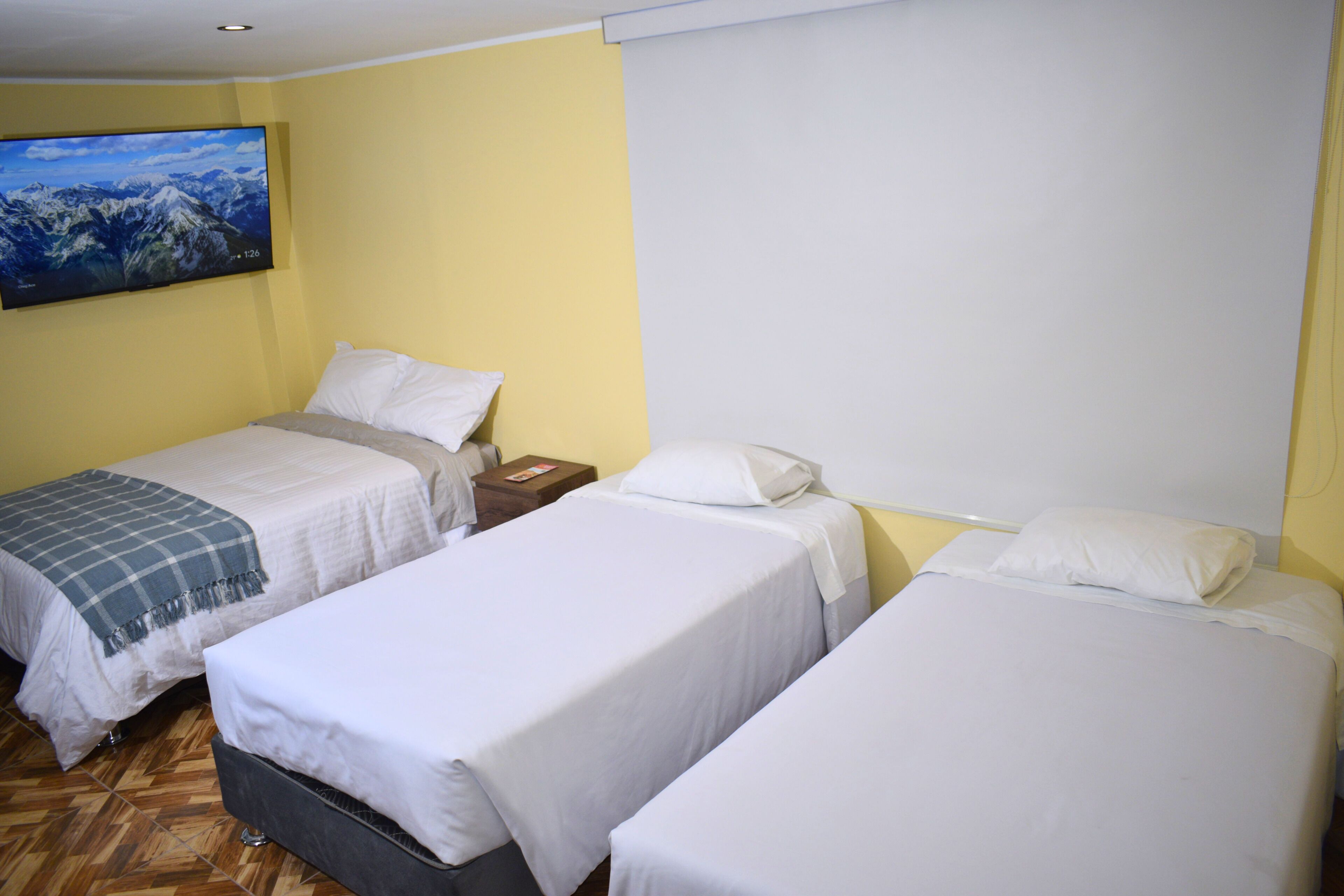 Muebles diferentes y espacio para trabajar con laptop 