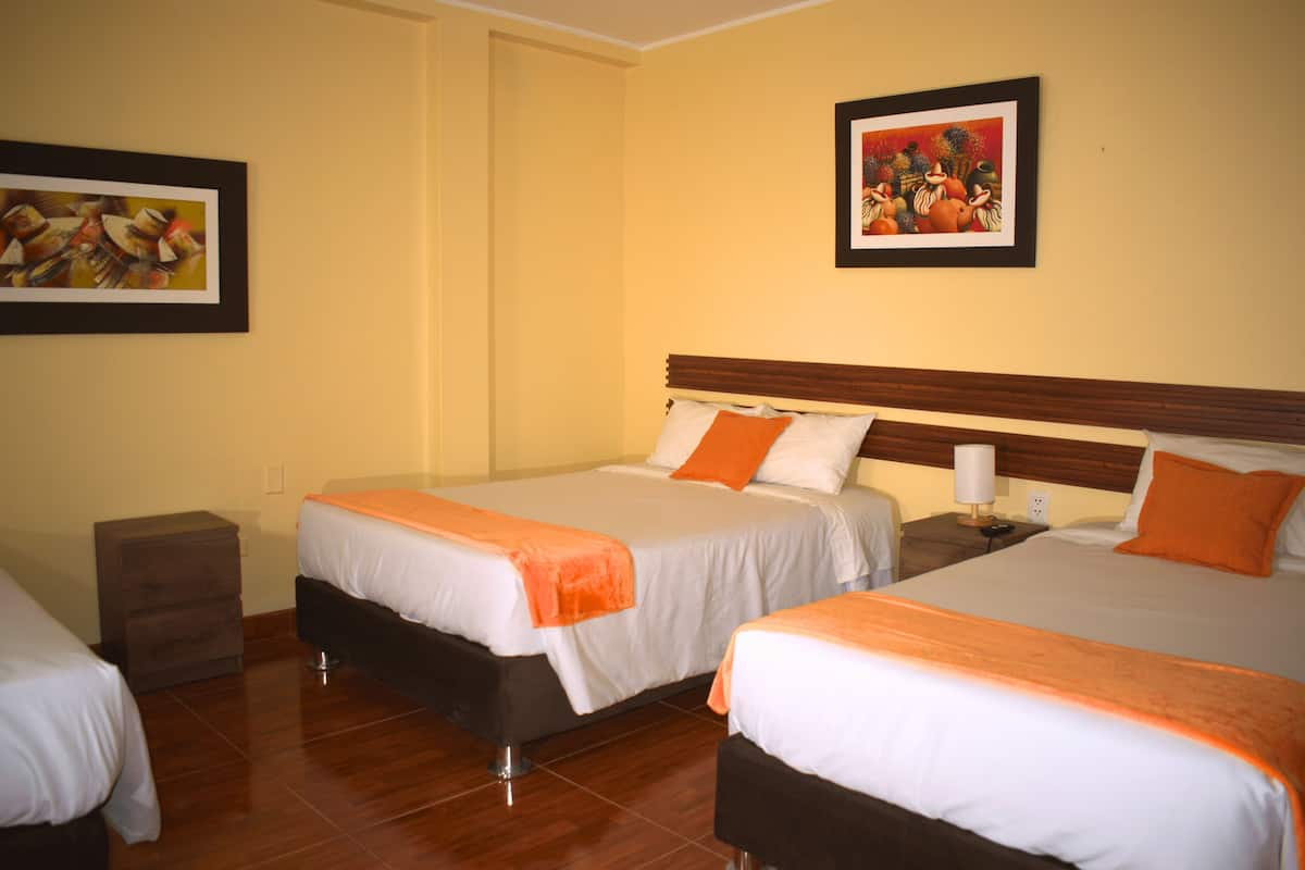 Comfort fyrbäddsrum - sovsal (män och kvinnor) - privat badrum - utsikt mot innergården | Unika möbler, arbetsyta för laptop och mörkläggningsgardiner