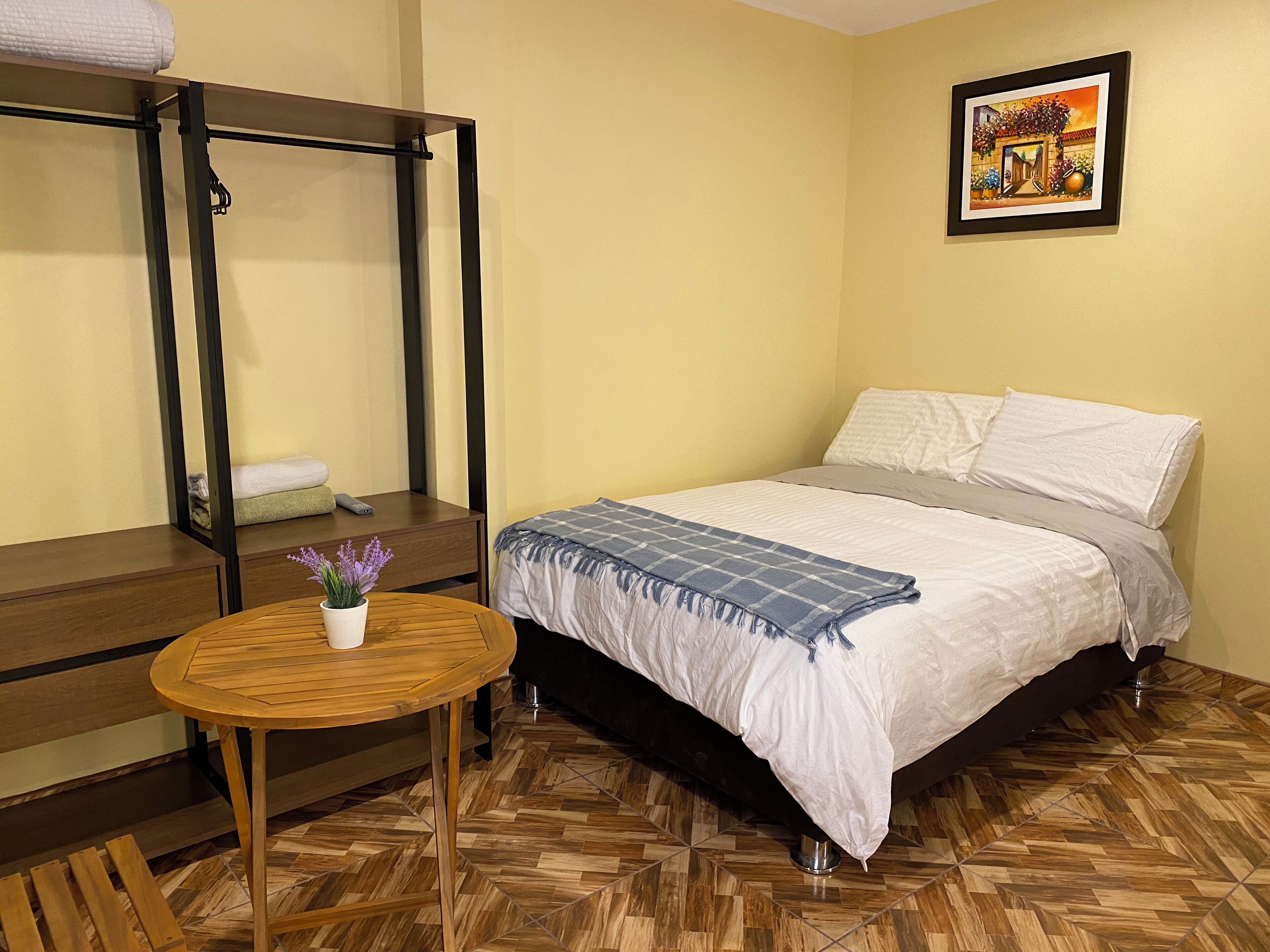 ベーシック ダブルルーム ダブルベッド 1 台 専用バスルーム | 客室ごとに異なるインテリア、ノートパソコン用作業スペース、遮光カーテン、防音設備