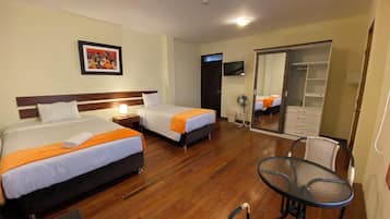 Chambre Triple Classique, dortoir mixte, salle de bains privée, vue cour intérieure | Vue de la chambre