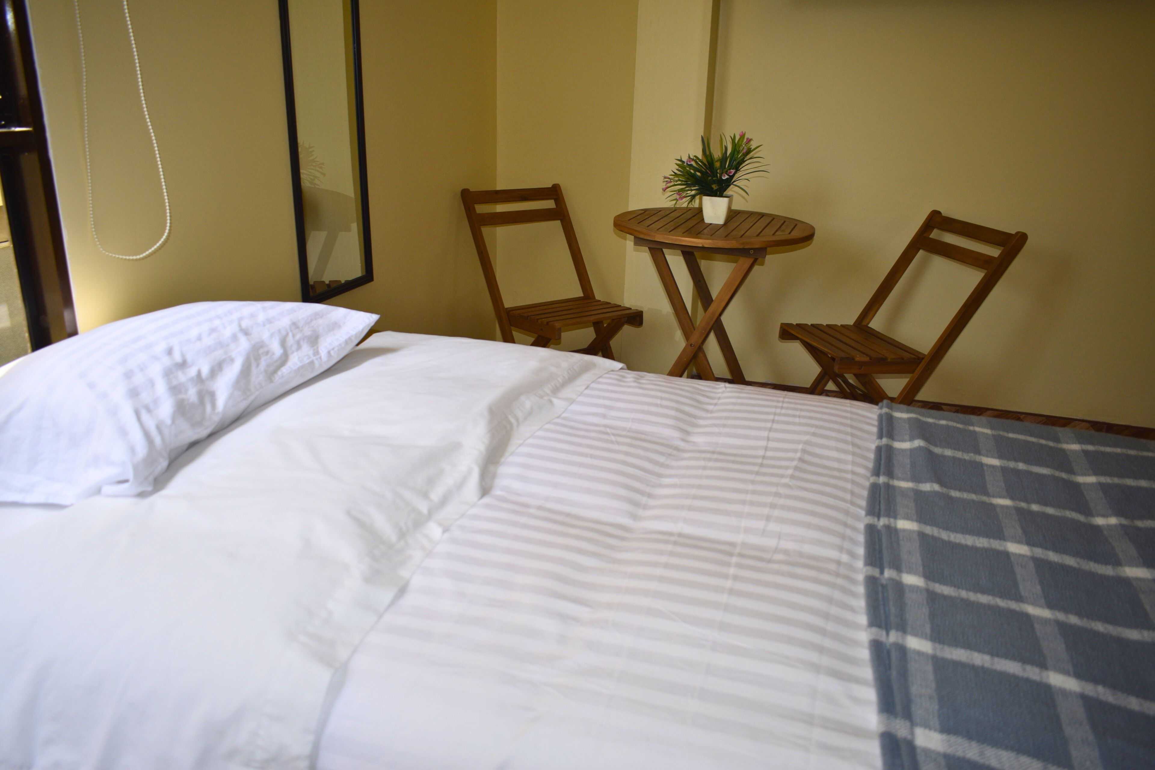 Tremannsrom – deluxe, for menn og kvinner, ikke-røyk, privat bad | Individuelt innredet, skrivebord for bærbar PC og blendingsgardiner