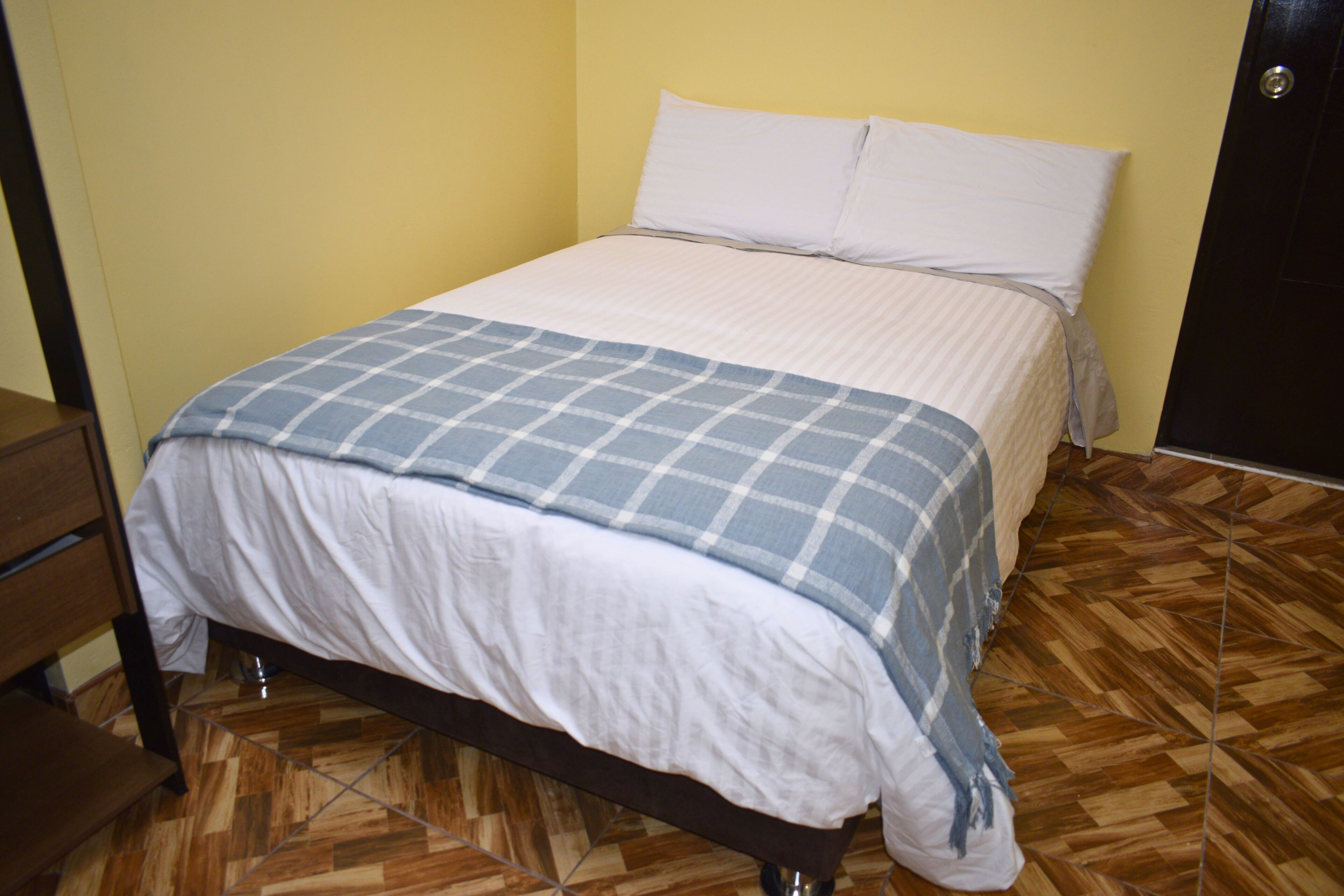 Muebles diferentes y espacio para trabajar con laptop 