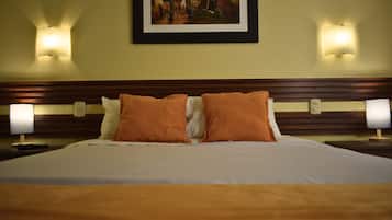 Muebles diferentes y espacio para trabajar con laptop