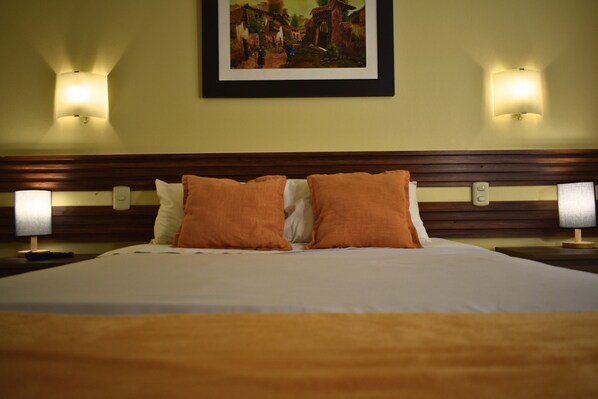 Classic Double Room, 1 Double Bed, Private Bathroom, Courtyard View | Individually furnished, laptop workspace, blackout drapes, soundproofing - Posada Miraflores (Lima)