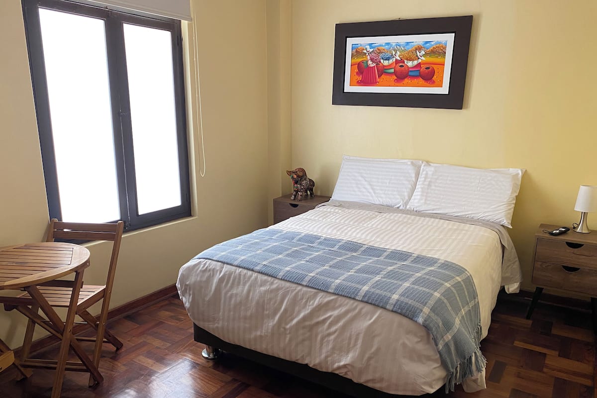 シティ ダブルルーム ダブルベッド 1 台 専用バスルーム コートヤードビュー | 客室ごとに異なるインテリア、ノートパソコン用作業スペース、遮光カーテン、防音設備