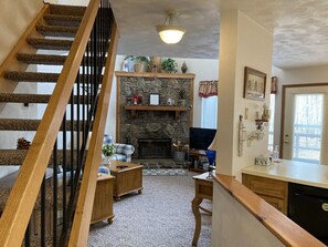 Interior - Family & Pet Friendly Townhome, Short Walk to Pool, Minutes to Golf, Free Parking! (Somerset)