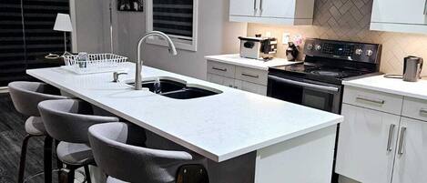 Kylskåp, mikrovågsugn, ugn och spishäll