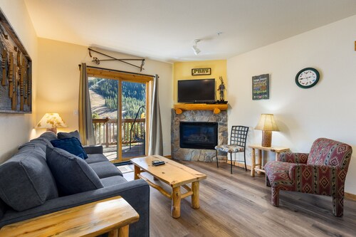 Newly Updated Cozy Mountain Condo with Slopeside Views!