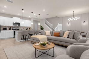 TV - 5 Bedrooms/ 4.5 Bathrooms/ Windsor Island(4070 LA) (Davenport)