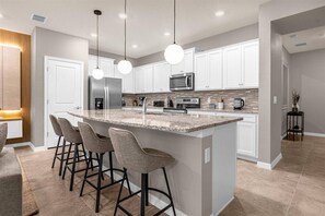 Fridge, microwave, oven, stovetop - 5 Bedrooms/ 4.5 Bathrooms/ Windsor Island(4070 LA) (Davenport)