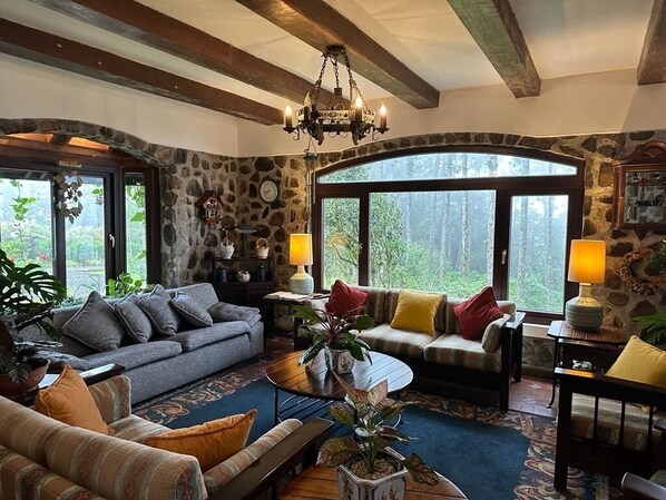 Smart TV, fireplace, video games - Tudor Mountain Retreat (Panamá)