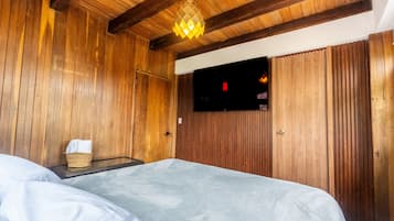 7 bedrooms, travel crib, free WiFi, bed sheets