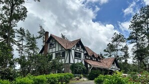 A traditional Tudor-style building with a cobblestone pathway leading to the entrance. - Tudor Mountain Retreat (Panamá)
