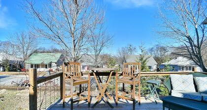 ✨Downtown Retreat 🏡 Minutes from Main Street, with Fenced in Backyard ✨