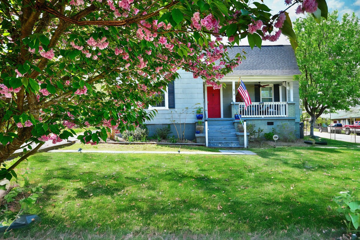 ✨Downtown Retreat 🏡 Minutes from Main Street, with Fenced in Backyard ✨