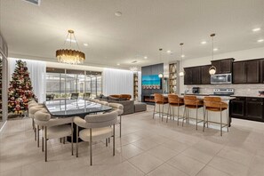 Interior - 10 Bedrooms/ 8 Bathrooms/ Windsor Island (4433 KR) (Davenport)