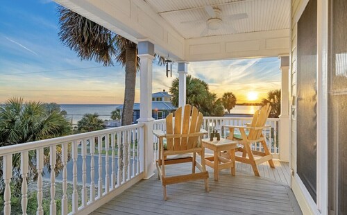 Gulf View * Sunsets * Boat parking * King Bed * Walk to Downtown