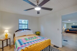 4 bedrooms, WiFi, bed sheets - Lakefront Frankston Cabin w/ Dock & Fire Pit! (Frankston)