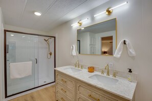 Hair dryer, towels - Lakefront Frankston Cabin w/ Dock & Fire Pit! (Frankston)