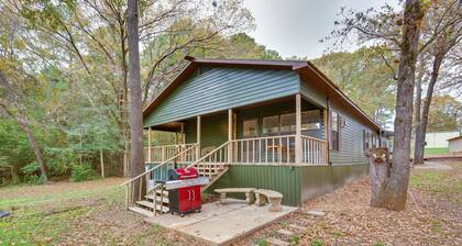 Lakefront Frankston Cabin w/ Dock & Fire Pit!