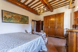 4 quartos, ferros/tábuas de passar roupa, berço de viagem