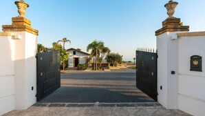 Property grounds - Stunning private villa for 6 people with A/C, WIFI, private pool, TV, patio and panoramic view (Ribera)