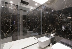 Chuveiro, secador de cabelo, bidê 