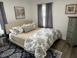 3 bedrooms, desk, free WiFi, bed sheets - Less than a mile to ND Campus! (South Bend)