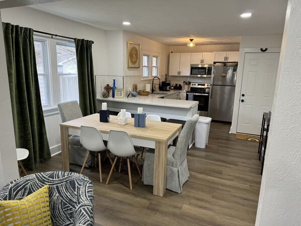 Fridge, microwave, oven, stovetop - Less than a mile to ND Campus! (South Bend)