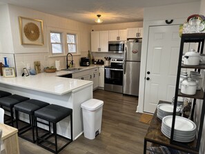 Fridge, microwave, oven, stovetop - Less than a mile to ND Campus! (South Bend)