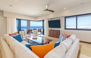 Een televisie en een stereo