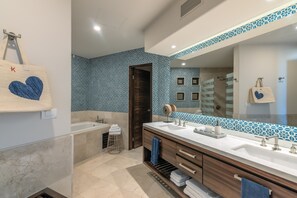 Een douche, een haardroger, handdoeken, zeep