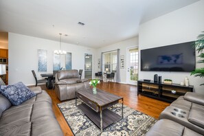 TV, video games, foosball - 5036/05-403-2015 NEW UNIT (Orlando)
