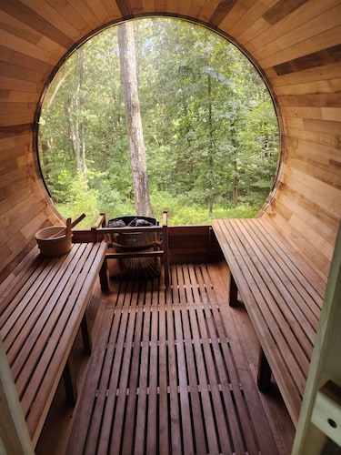 Hickory Ridge-Cabin less than 10 miles away from main state parks.