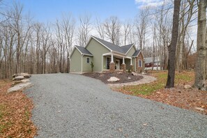 Exterior - Family Friendly Cozy Lake Front Home Newly Constructed With All the Amenities! (Pocono Lake)