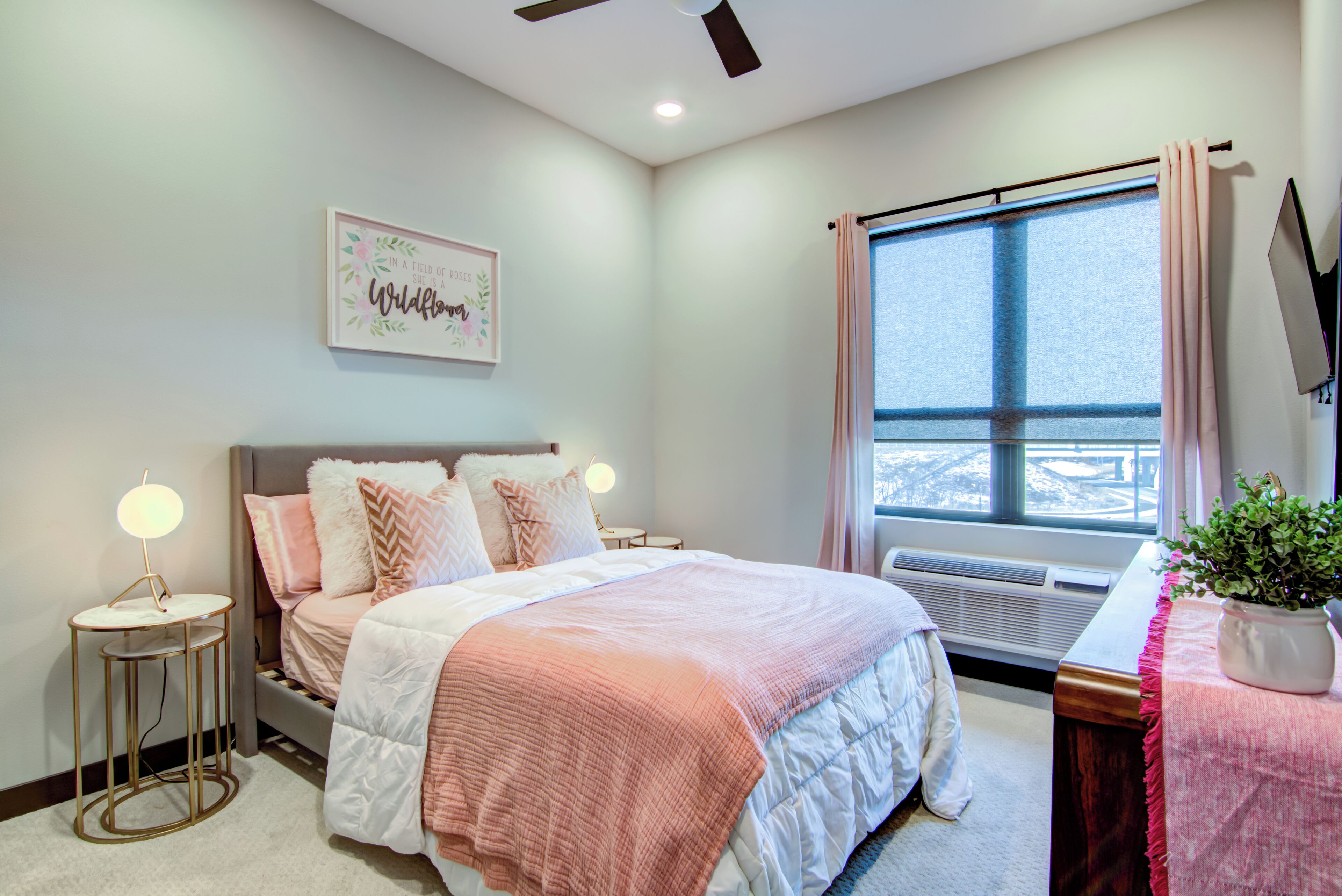 豪華公寓 | 羽絨被、記憶床墊、書桌、筆電工作空間