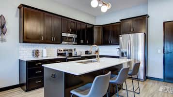 Full-size fridge, microwave, oven, stovetop