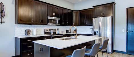 大型冰箱、微波爐、烤箱、爐台