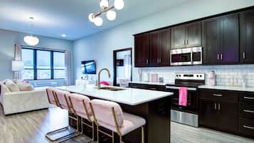 Apartamento Deluxe | Cocina privada | Frigorífico grande, microondas, horno y placa de cocina