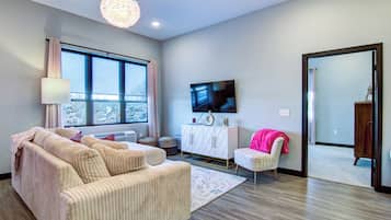 Apartamento Deluxe | Zona de estar | Televisión LCD de 55 pulgadas con canales digitales