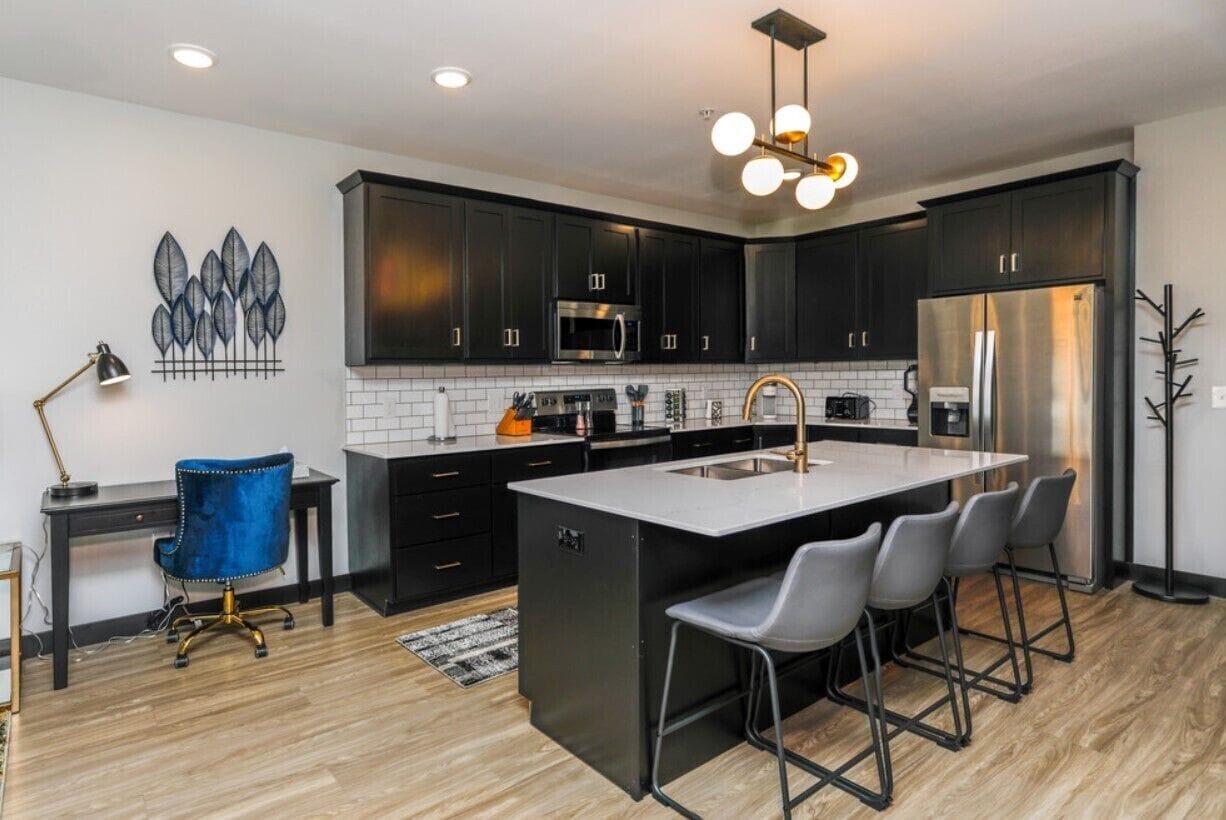 Classic Apartment | Private kitchen | Full-size fridge, microwave, oven, stovetop