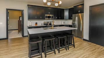 Full-size fridge, microwave, oven, stovetop