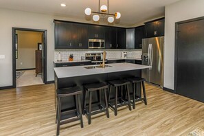 Full-size fridge, microwave, oven, stovetop