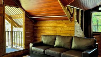 Familien-Ferienhütte | Wohnbereich | 46-Zoll-Smart-TV mit Kabelempfang, Netflix, Streaming-Dienste